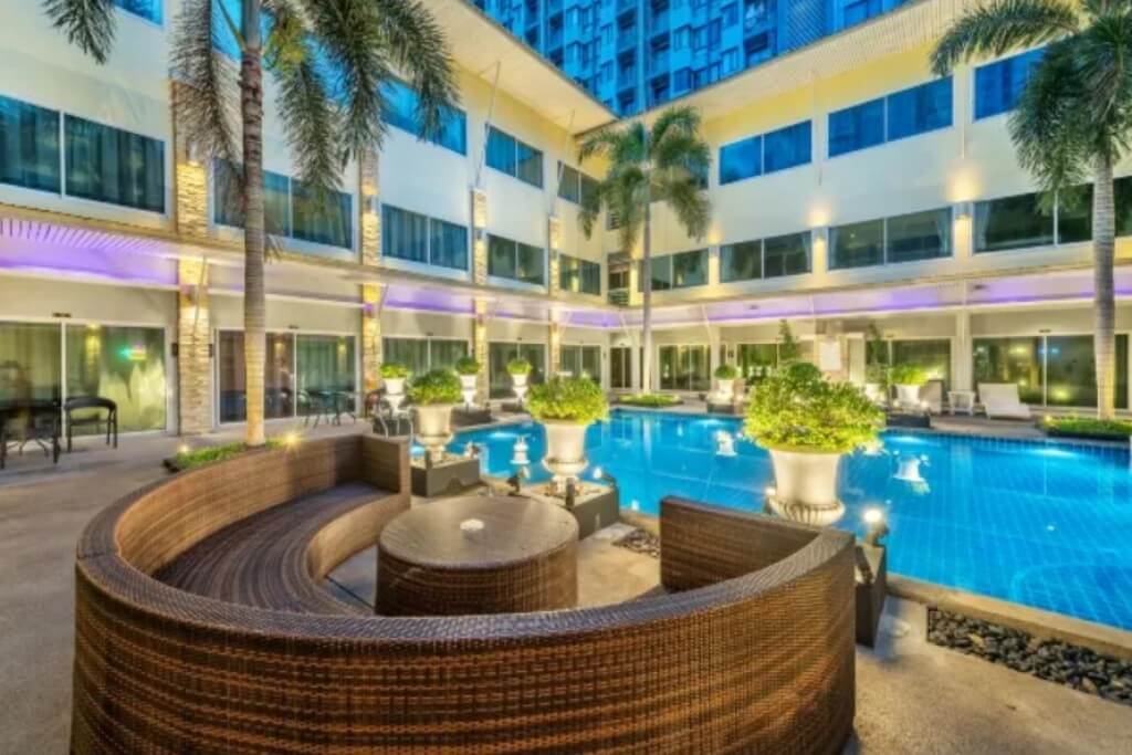 swimming pool area at Qiu Hotel Sukhumvit Bangkok