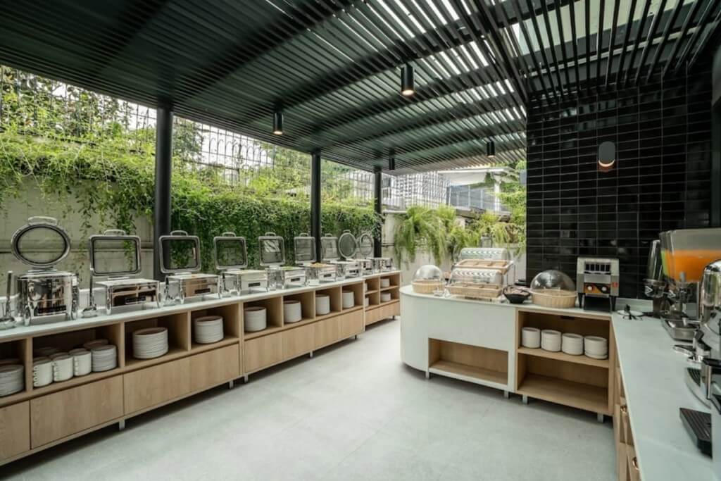 Hotel Amber Sukhumvit 85 breakfast buffet counter