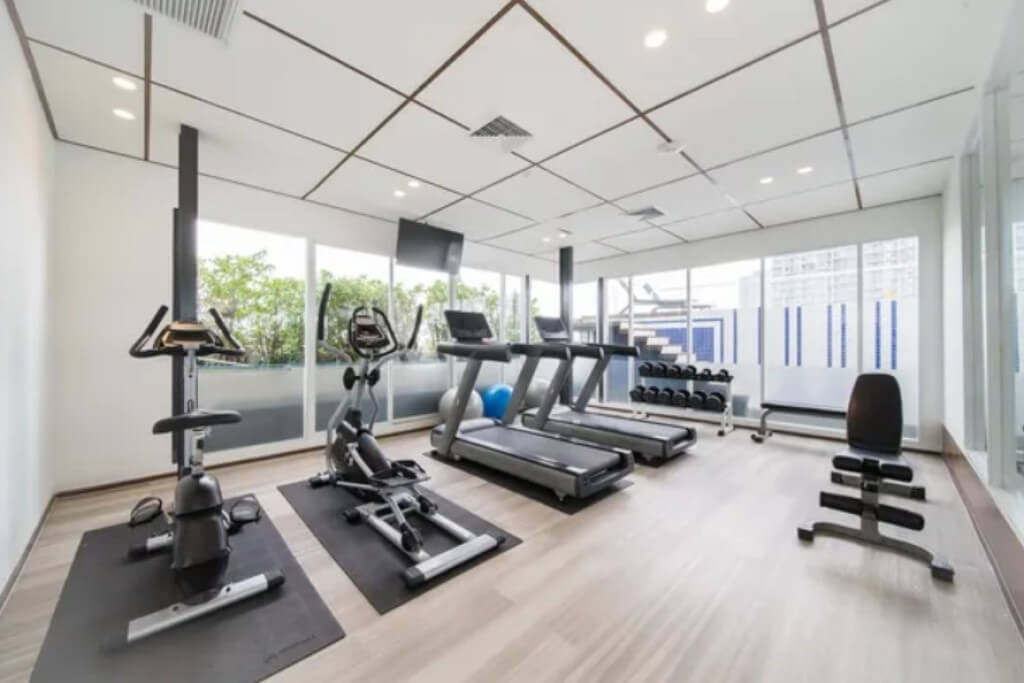 Hotel Amber Sukhumvit 85 gym with two treadmills