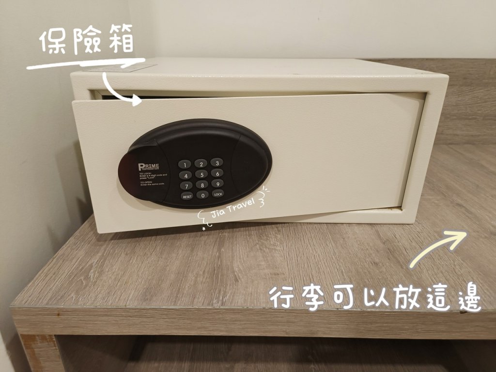 Kokotel Bangkok Sukhumvit 50 luggage rack and digital safe located directly under the clothing rack