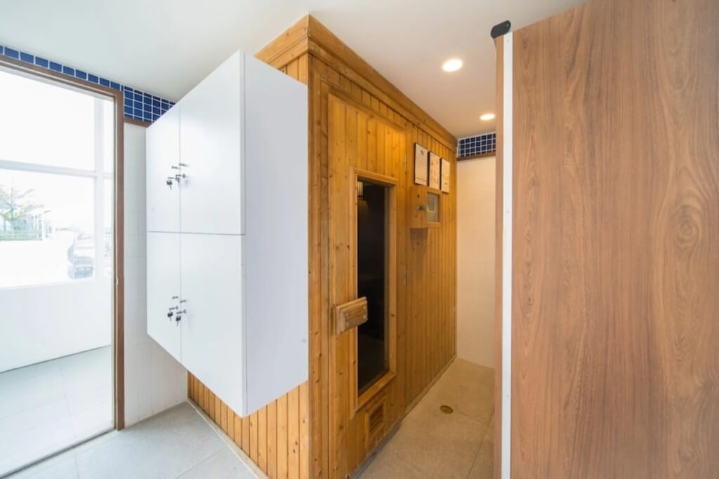 Hotel Amber Sukhumvit 85 locker room with lockers