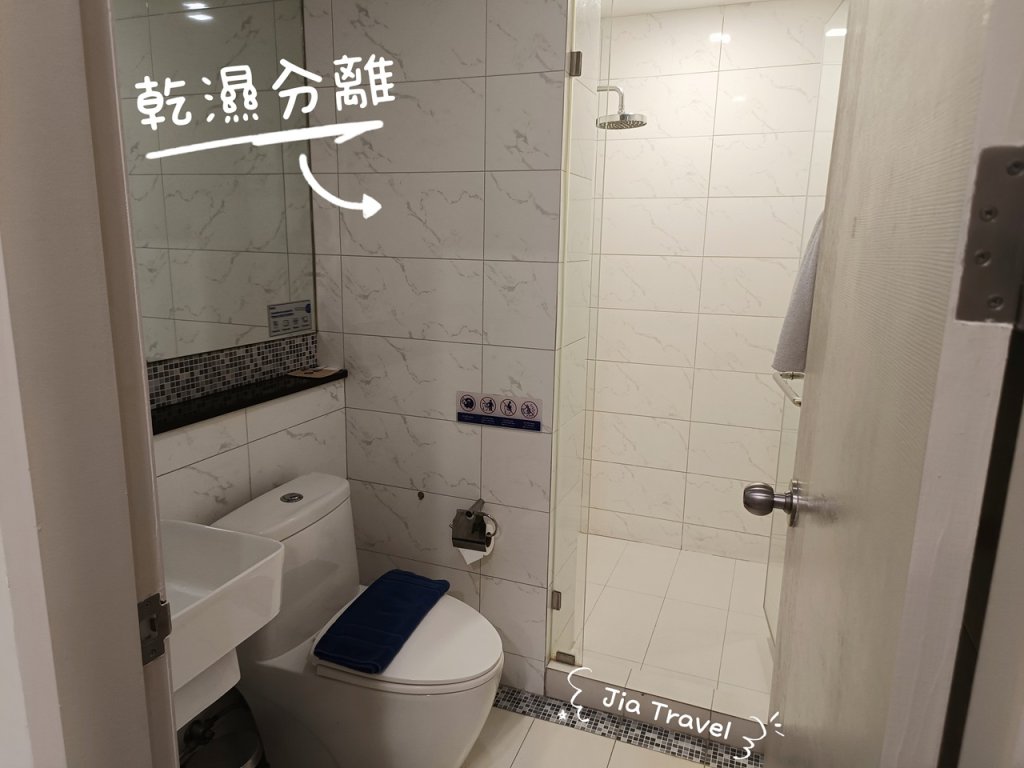 Kokotel Bangkok Sukhumvit 50 dry and wet separate bathroom with glass shower door