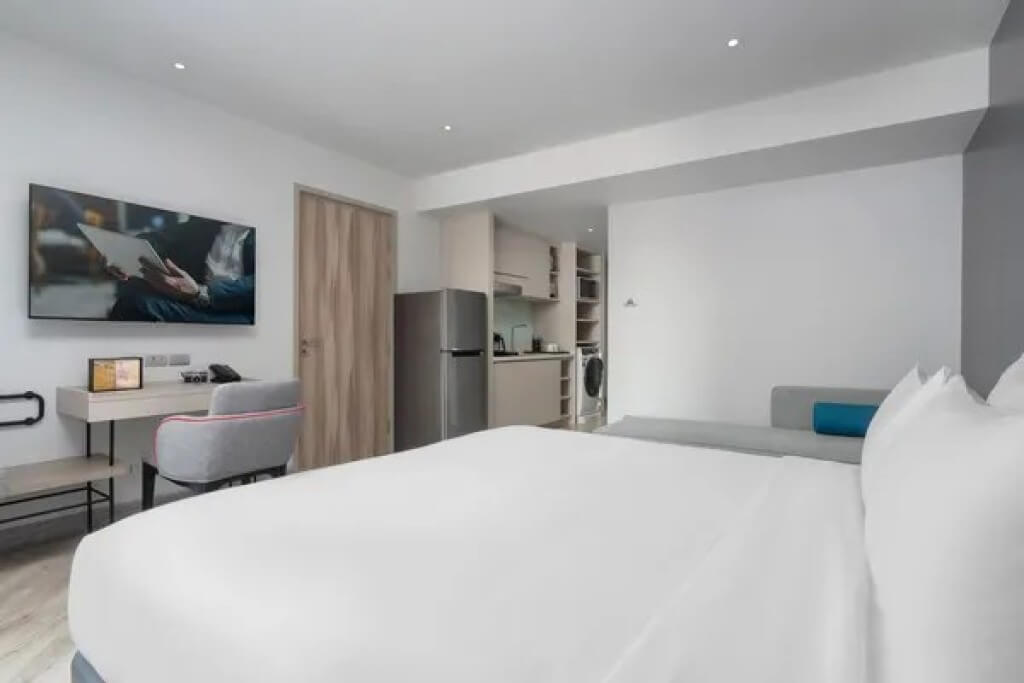 Double bed in the Two-Bedroom Suite at Oakwood Studios Sukhumvit Bangkok, a serviced apartment near BTS Phrom Phong.