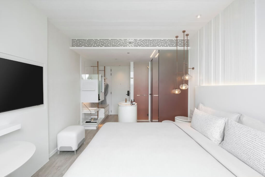 All white minimal design guest room of INNSiDE by Meliá Bangkok Sukhumvit