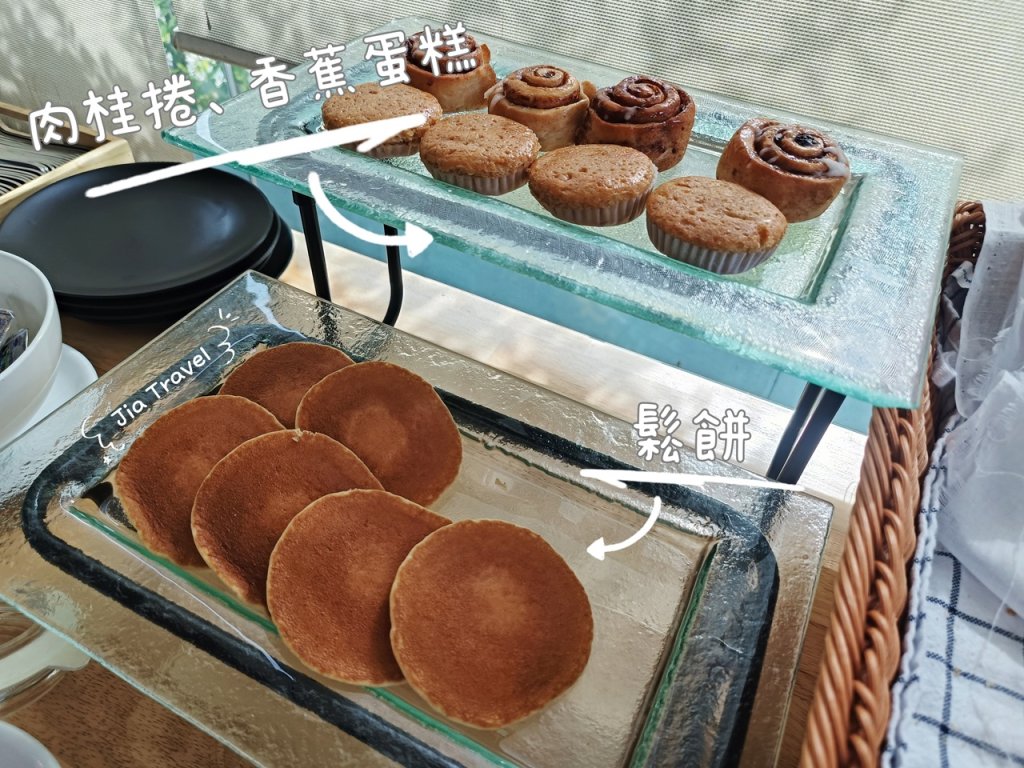 Kokotel Bangkok Sukhumvit 50 breakfast buffet counter with pancakes, banana cake, and mini cinnamon rolls