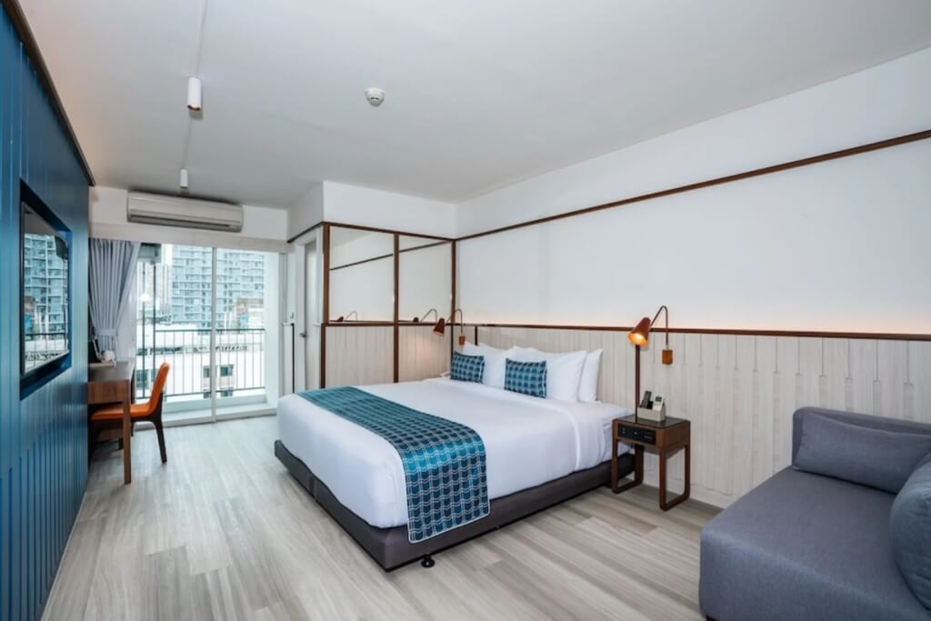 Hotel Amber Sukhumvit 85 suite room with balcony