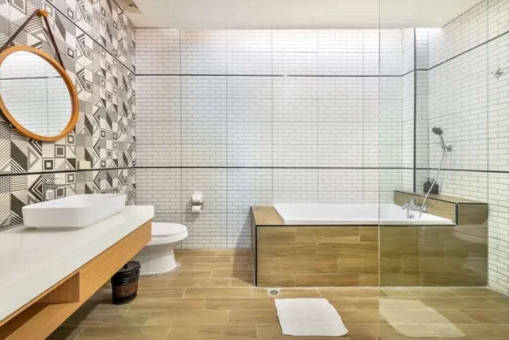 spacious bathroom with bathtub at Qiu Hotel Sukhumvit Bangkok