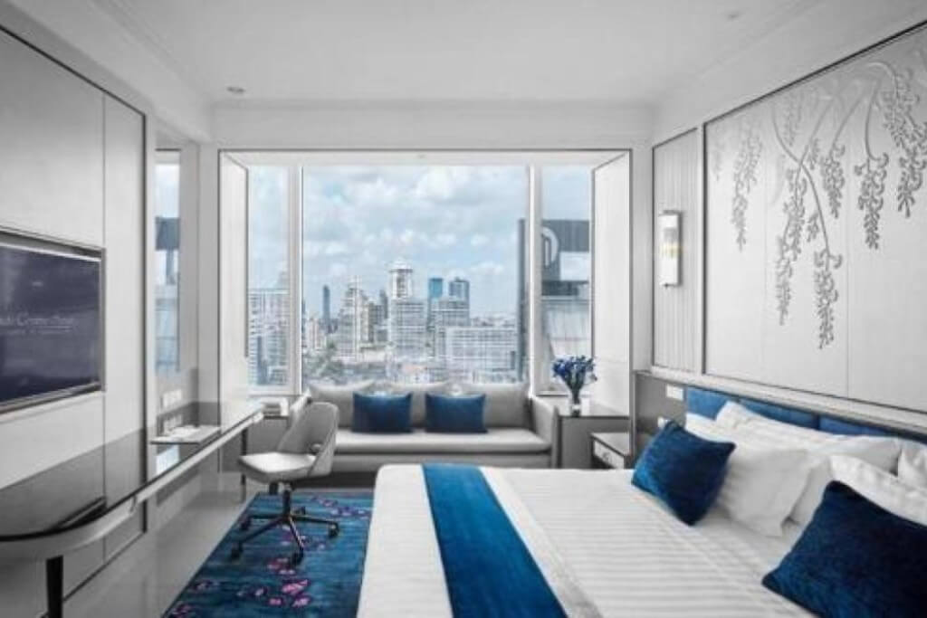 Large floor-to-ceiling windows with excellent natural light in guest room