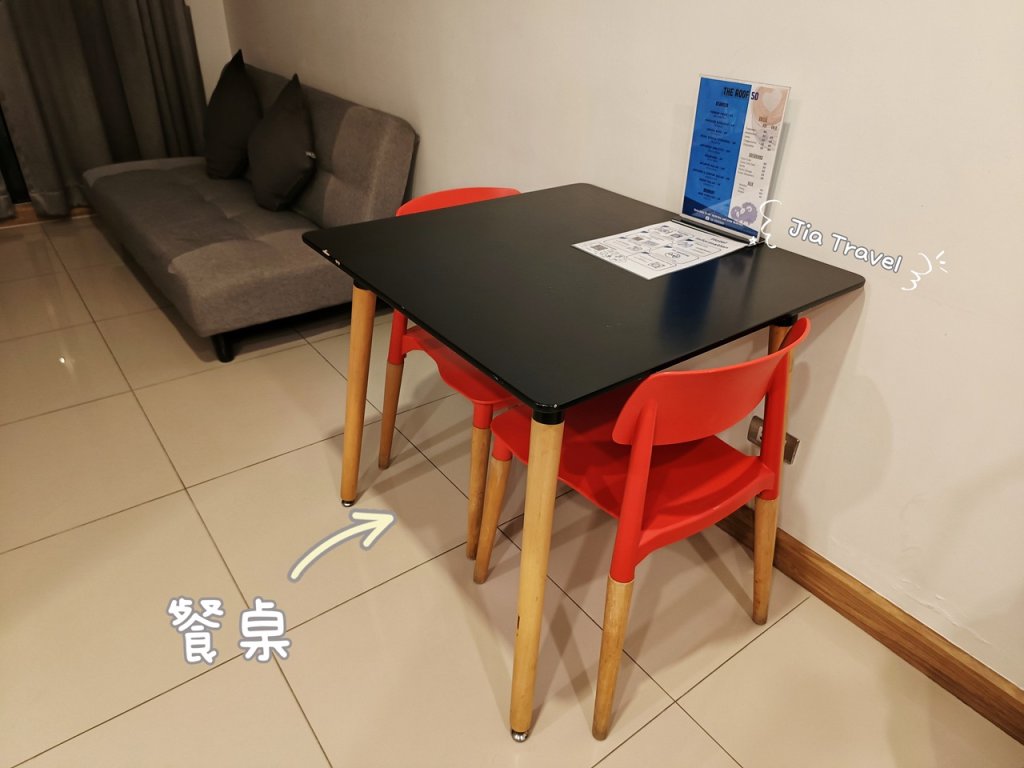 Kokotel Bangkok Sukhumvit 50 room dining table with two wooden chairs