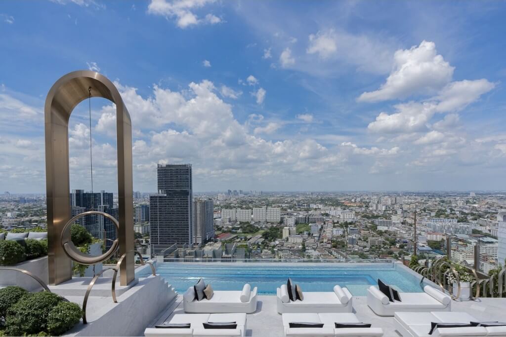 Rooftop infinity pool of INNSiDE by Meliá Bangkok Sukhumvit with Bangkok skyline
