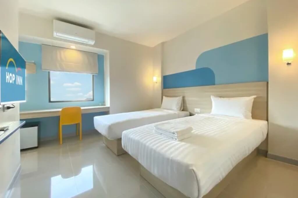 Hop Inn On Nut compact room size but functional for comfortable stay