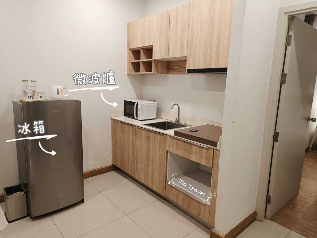 Kokotel Bangkok Sukhumvit 50 in-room kitchen with refrigerator and microwave on the counter