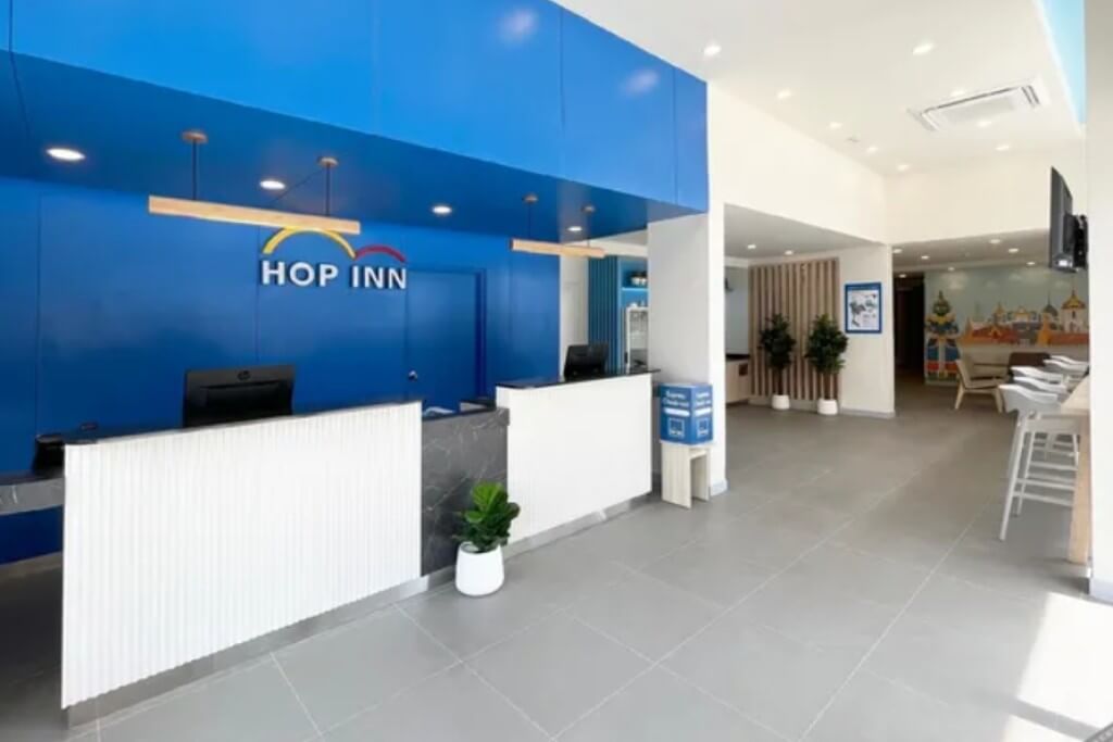 Hop Inn On Nut reception counter lobby