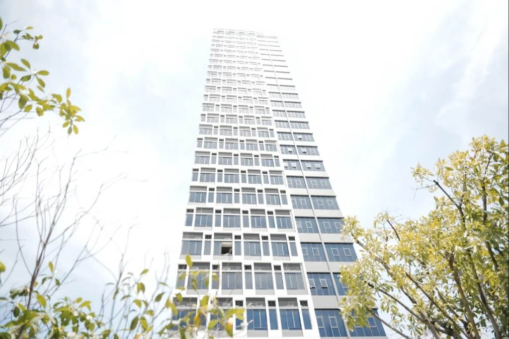 Ramada by Wyndham Bangkok Sukhumvit 87 hotel exterior building