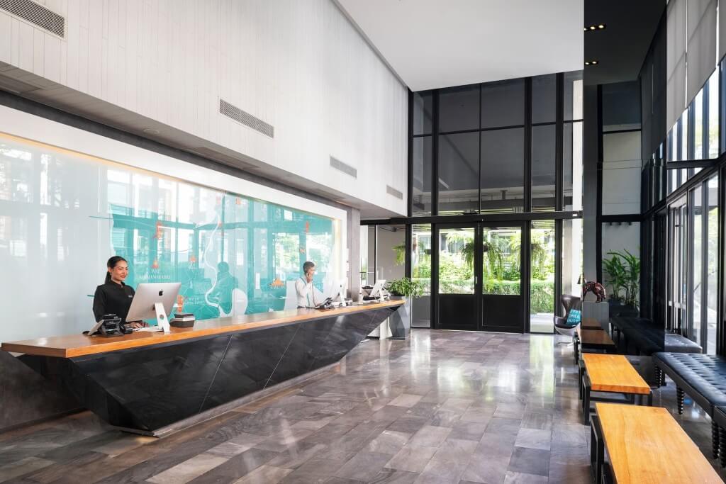 Cross Vibe Bangkok Sukhumvit lobby reception high ceiling bright