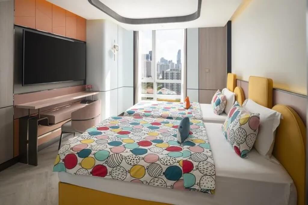 Pathumwan Princess Hotel two bedroom family suite second bedroom with twin beds and colorful bedding