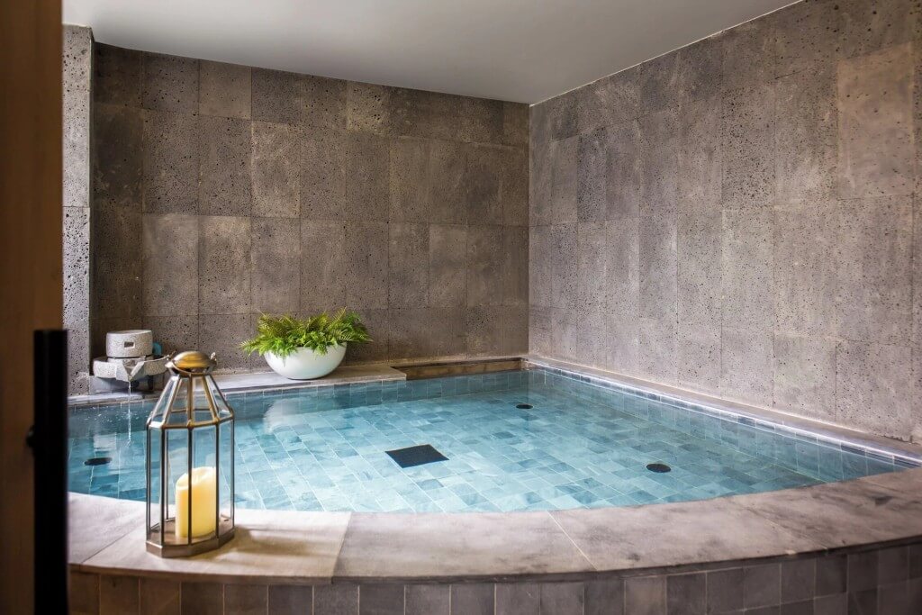 Cross Vibe Bangkok Sukhumvit jacuzzi pool beside swimming pool
