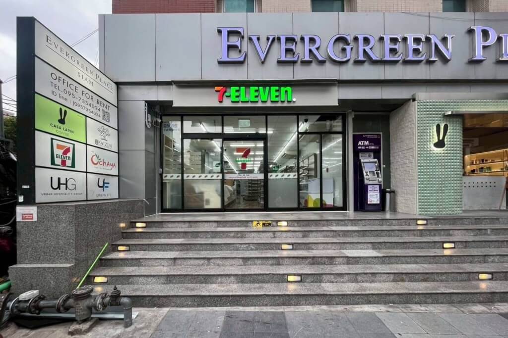 7-Eleven convenience store at Evergreen Place Siam by UHG entrance