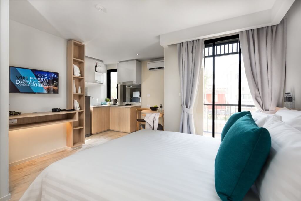 Cross Vibe Bangkok Sukhumvit double room Japanese wooden style bright