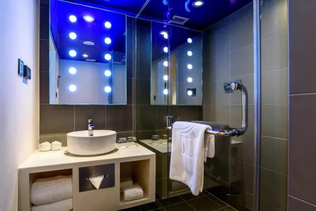 Novotel Bangkok Siam Square bathroom dry-wet separation with full amenities