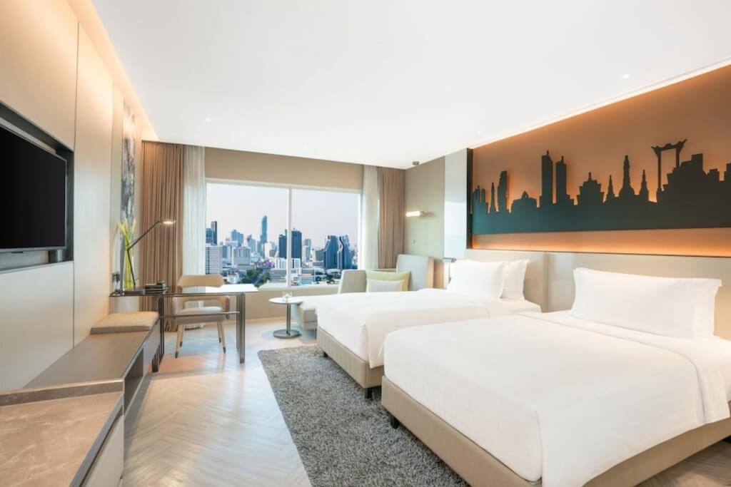 Pathumwan Princess Hotel deluxe classic twin beds room with modern interior