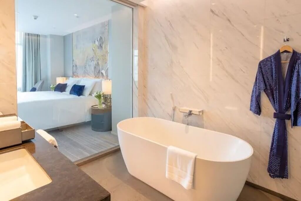 Chatrium Grand Bangkok deluxe room bathroom bathtub and amenities