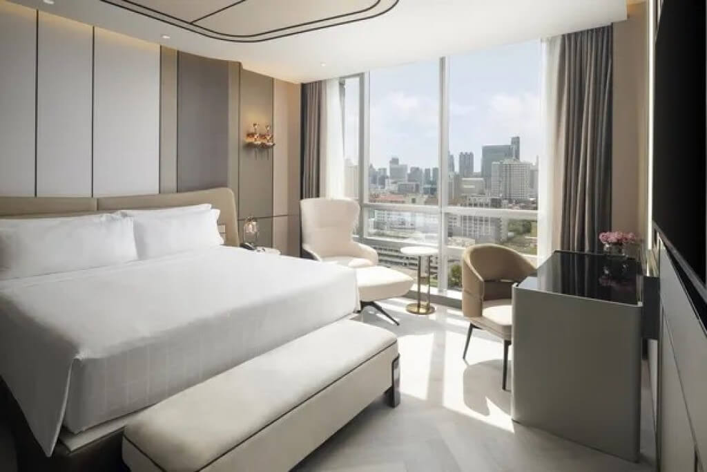 Pathumwan Princess Hotel one bedroom suite bedroom with large windows