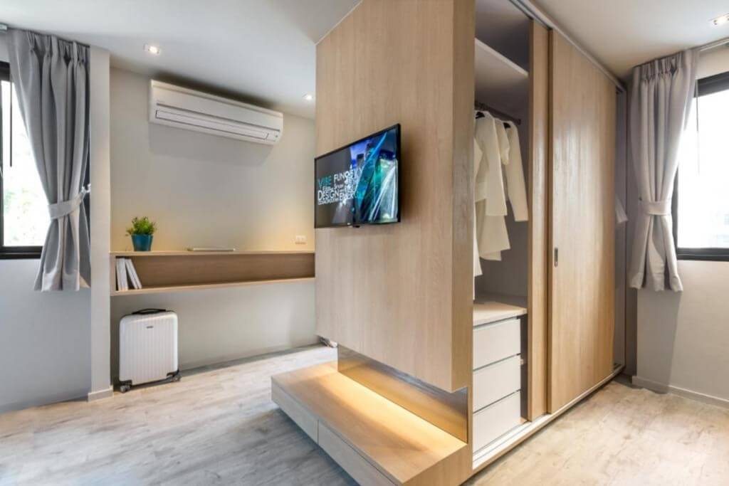Cross Vibe Bangkok Sukhumvit family room desk and dressing area