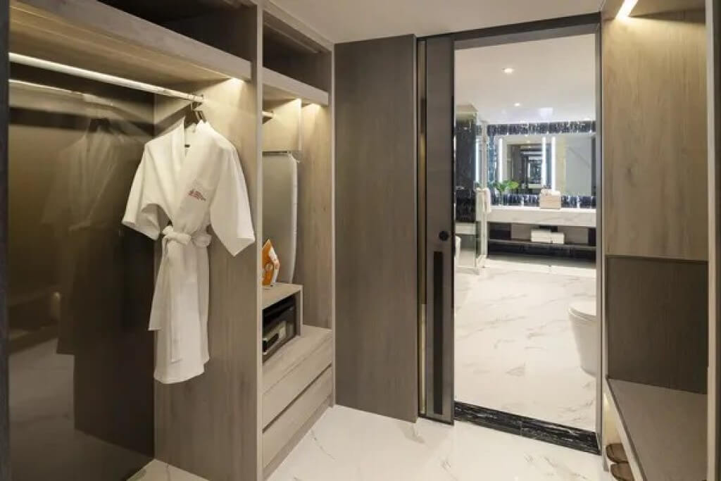 Pathumwan Princess Hotel one bedroom suite walk-in closet