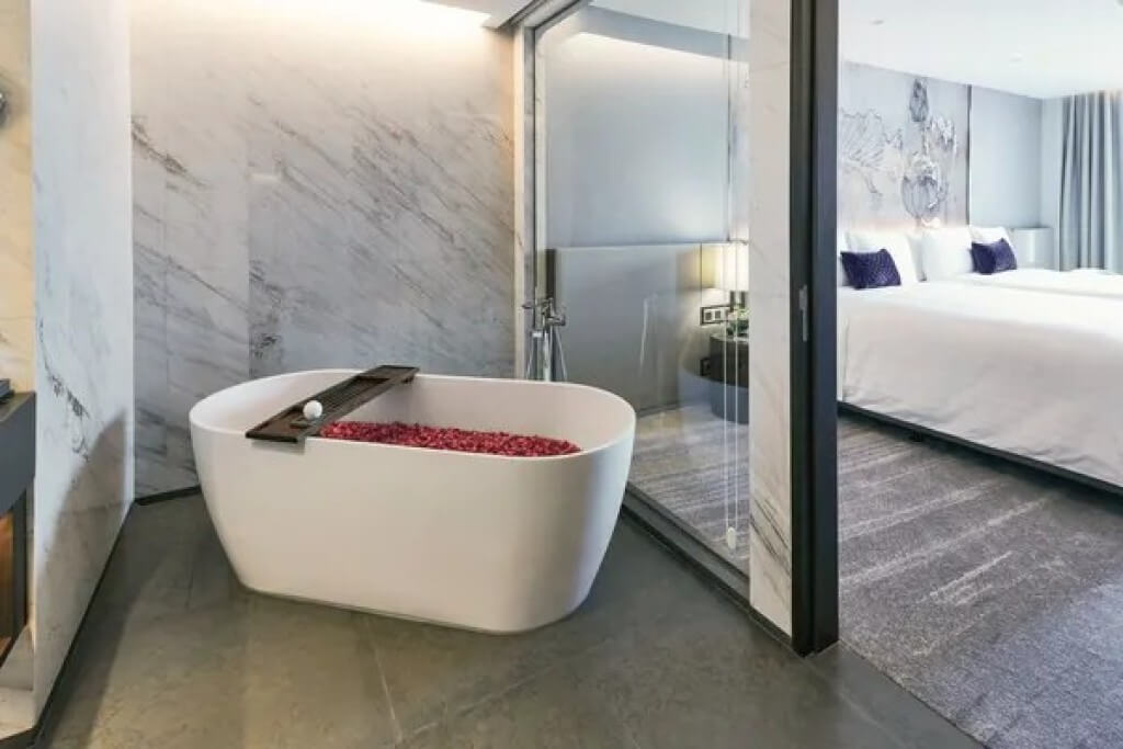 Chatrium Grand Bangkok family room bathroom bathtub