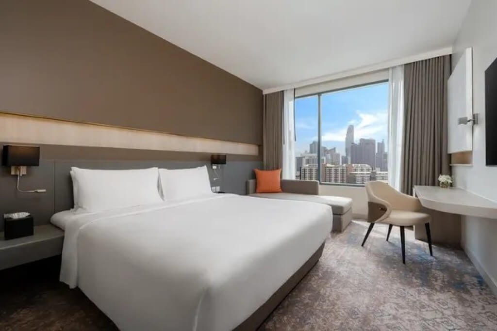 Mercure Bangkok Siam double room with queen bed and chaise lounge