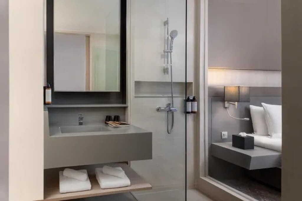 Mercure Bangkok Siam double room modern bathroom
