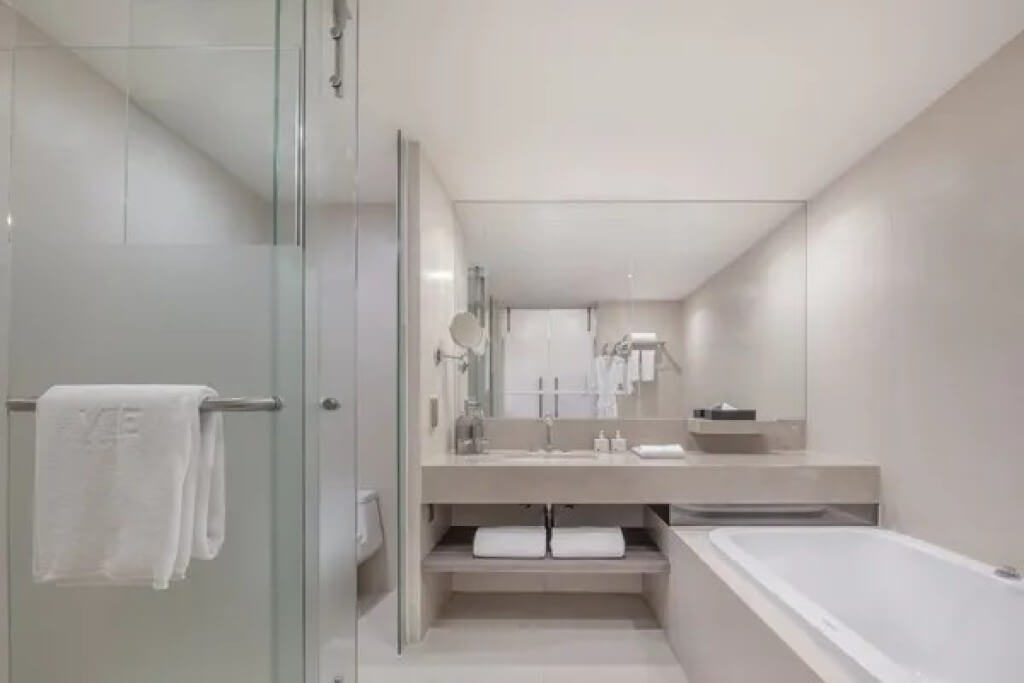 VIE Hotel Bangkok deluxe room bathroom with bathtub