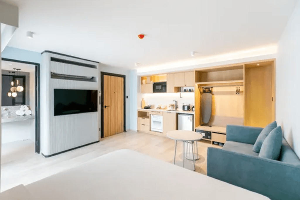 Full room view of double suite at Sacha Thonglor