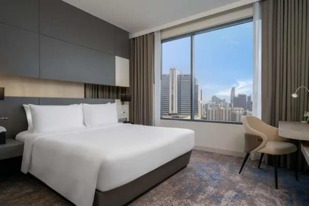 Mercure Bangkok Siam suite queen bed
